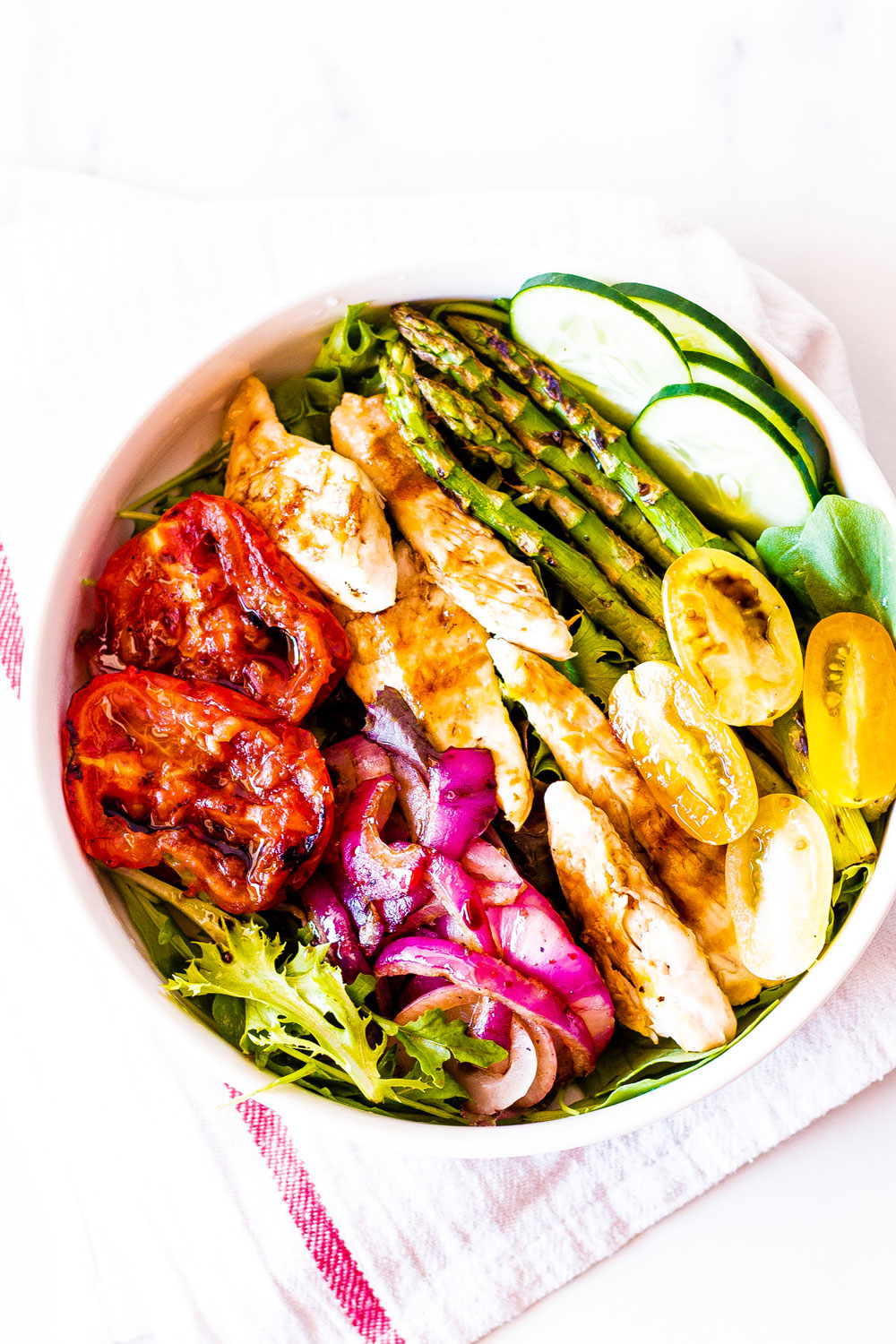 Salads have a reputation for being rather basic, but this grilled chicken and veggies low-carb summer salad is far from being boring! https://www.spotebi.com/recipes/grilled-chicken-vegetable-low-carb-summer-salad/
