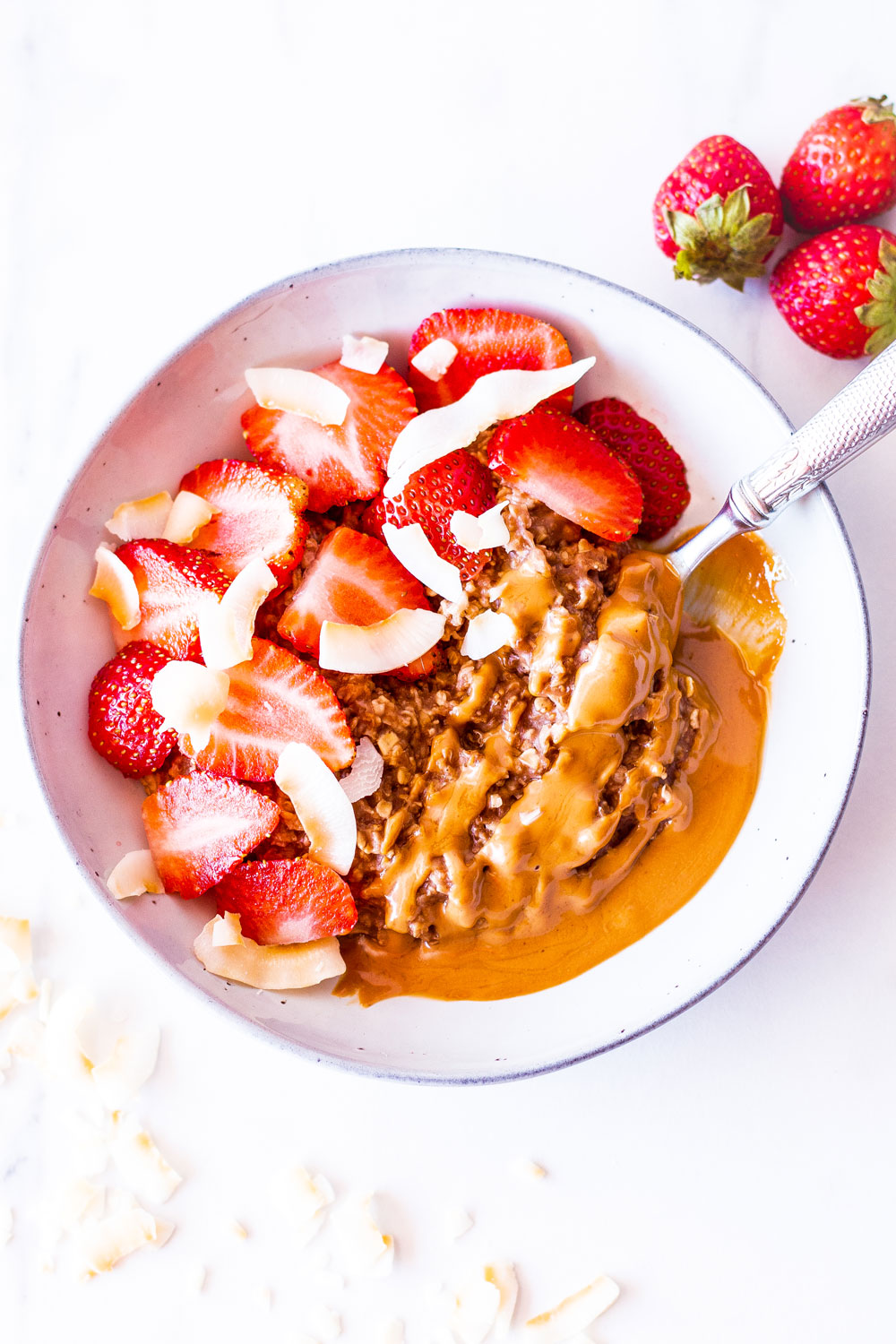 The ultimate 5-minute yummy breakfast recipe, this Chocolate, Peanut Butter & Strawberries Oatmeal Bowl is creamy, decadent, and will keep you full and cravings-free all morning long! https://www.spotebi.com/recipes/peanut-butter-strawberries-oatmeal-bowl/