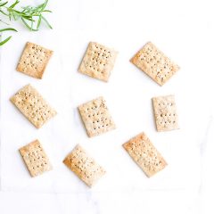 Rosemary Sesame Rice Crackers Recipe / @spotebi