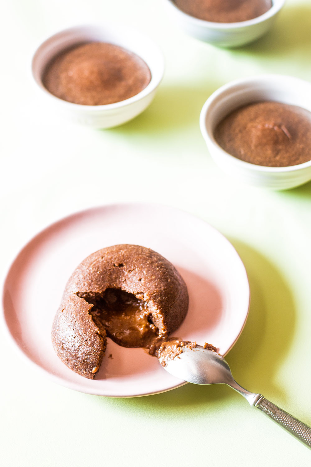 These refined sugar-free & gluten-free chocolate lava cakes are quick, easy, fuss-free, and made with everyday healthy ingredients! https://www.spotebi.com/recipes/sugar-free-gluten-free-chocolate-lava-cakes/